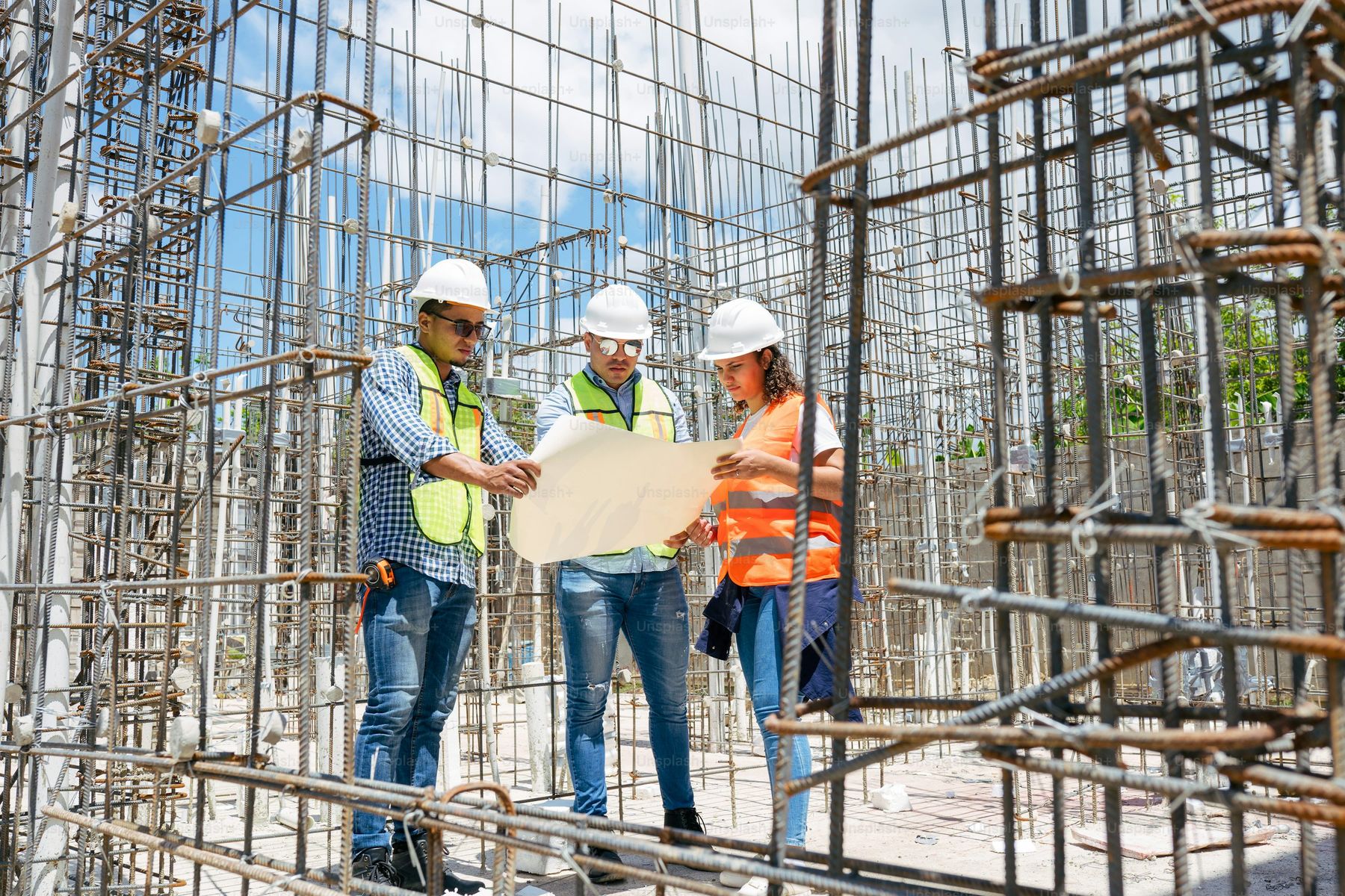 فريق هندسي يفحص أعمال البناء